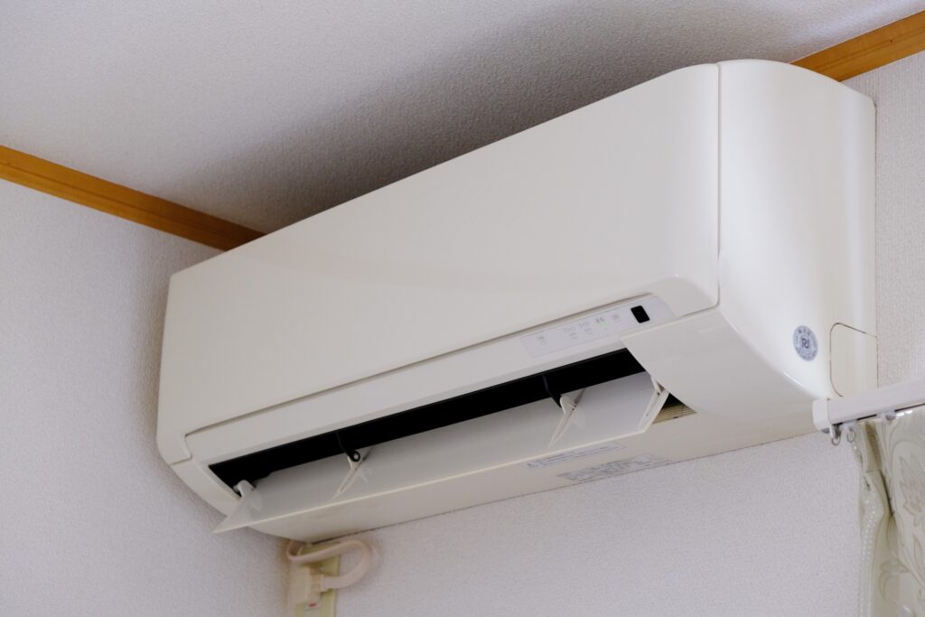 稼働している壁掛けのエアコン