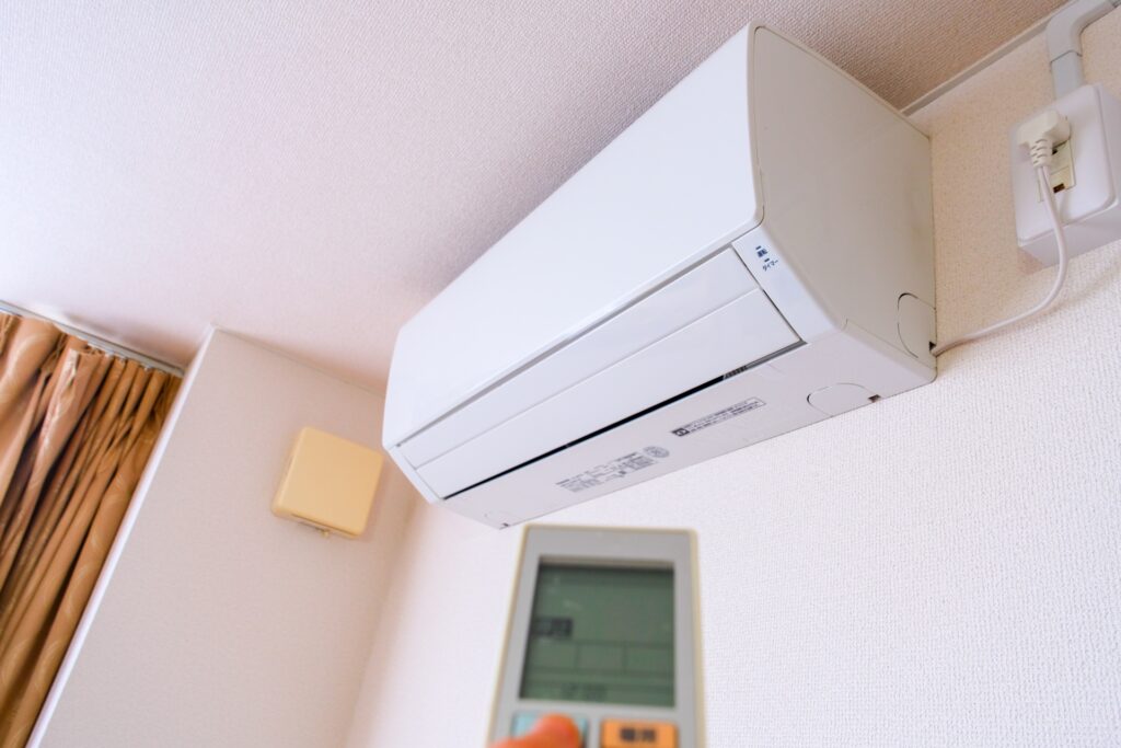 エアコンをリモコンでつける様子