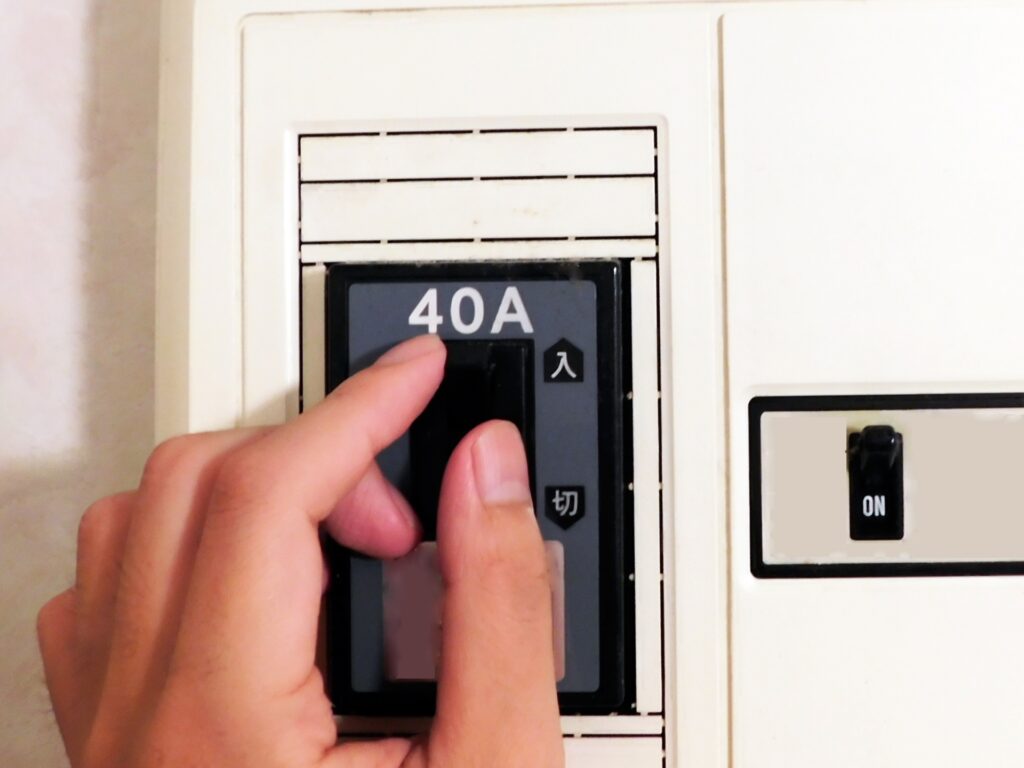 ブレーカーを摘まんでいる