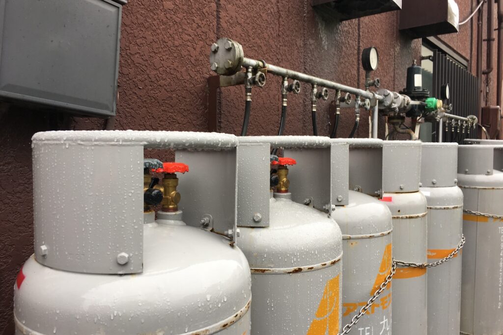 複数のプロパンガスボンベ