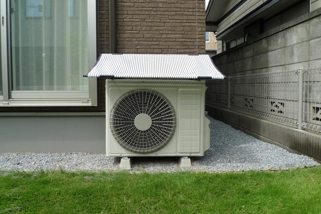 日よけカバーを設置した室外機
