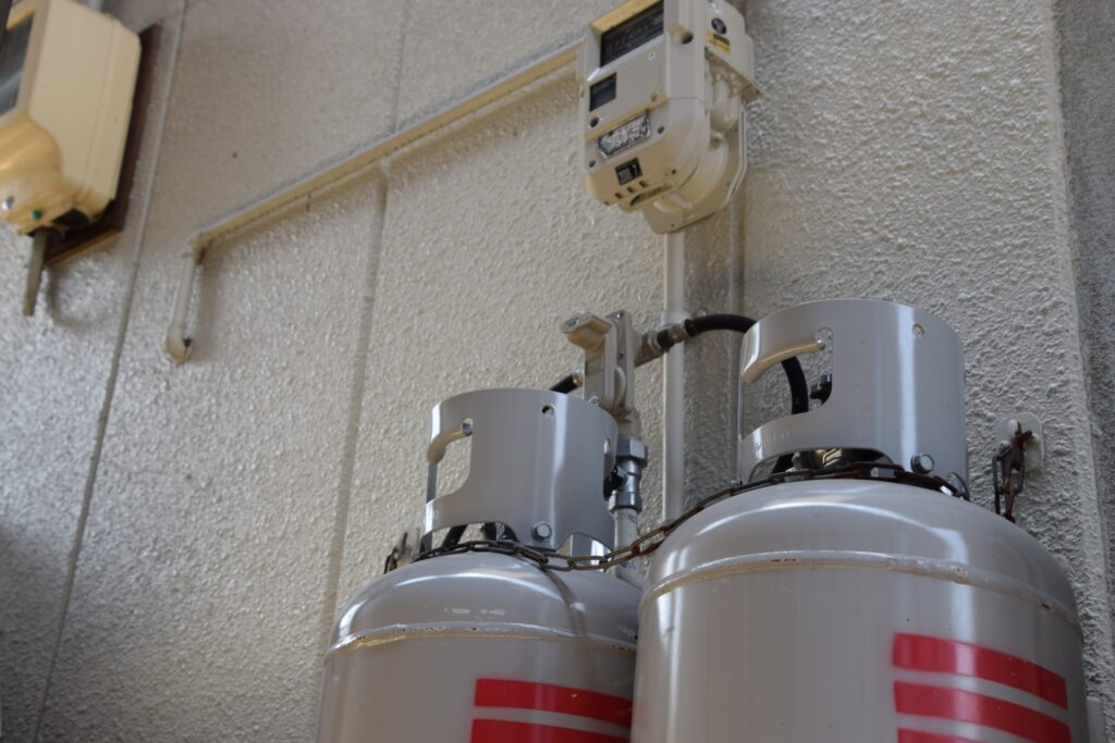 プロパンガスボンベとメーター