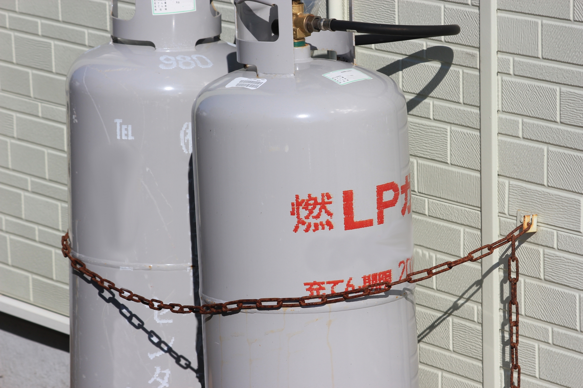 家の壁にプロパンガスボンベ