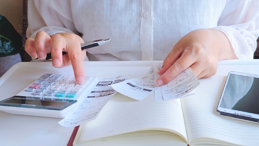 レシートで支出を計算する様子