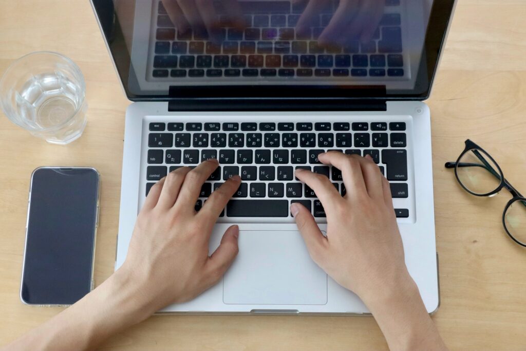 パソコンを操作する手