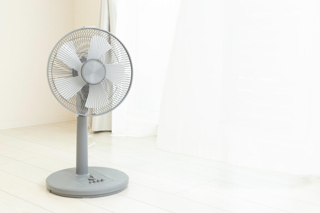 グレーの扇風