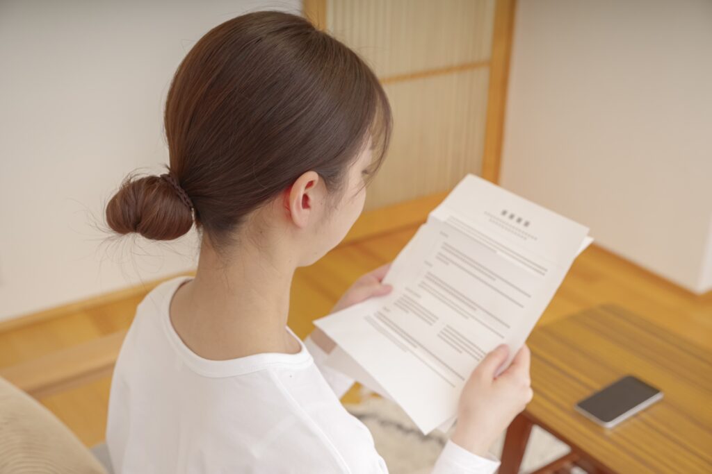 書類を確認する女性