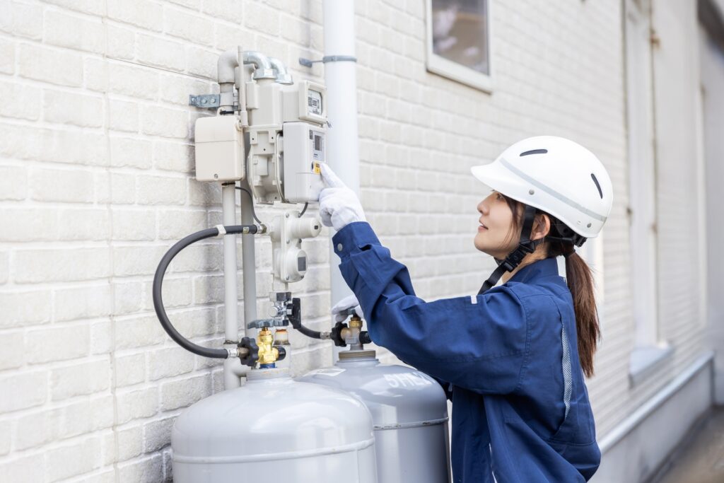 ガスメーターを点検する作業員