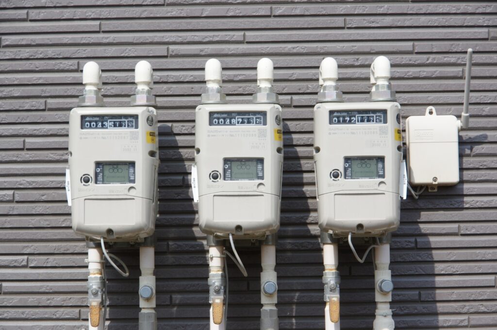 3つ並んだガスメーター