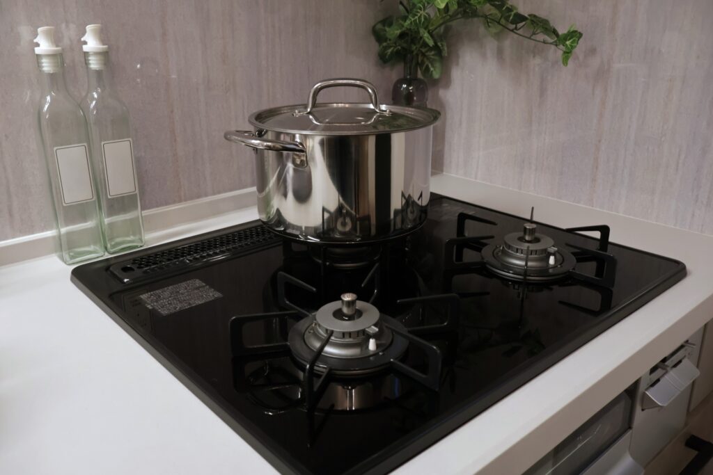 鍋が置かれたガスコンロ