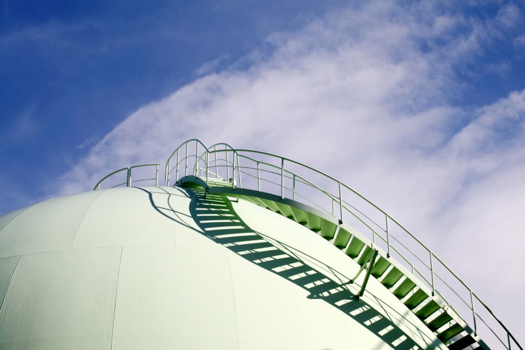 青空とガスタンク