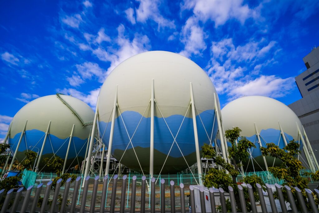 3基並んだガスタンク