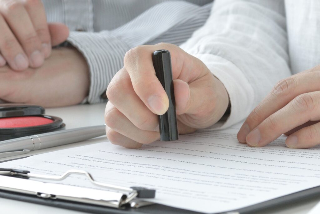 書類に印鑑を押す様子