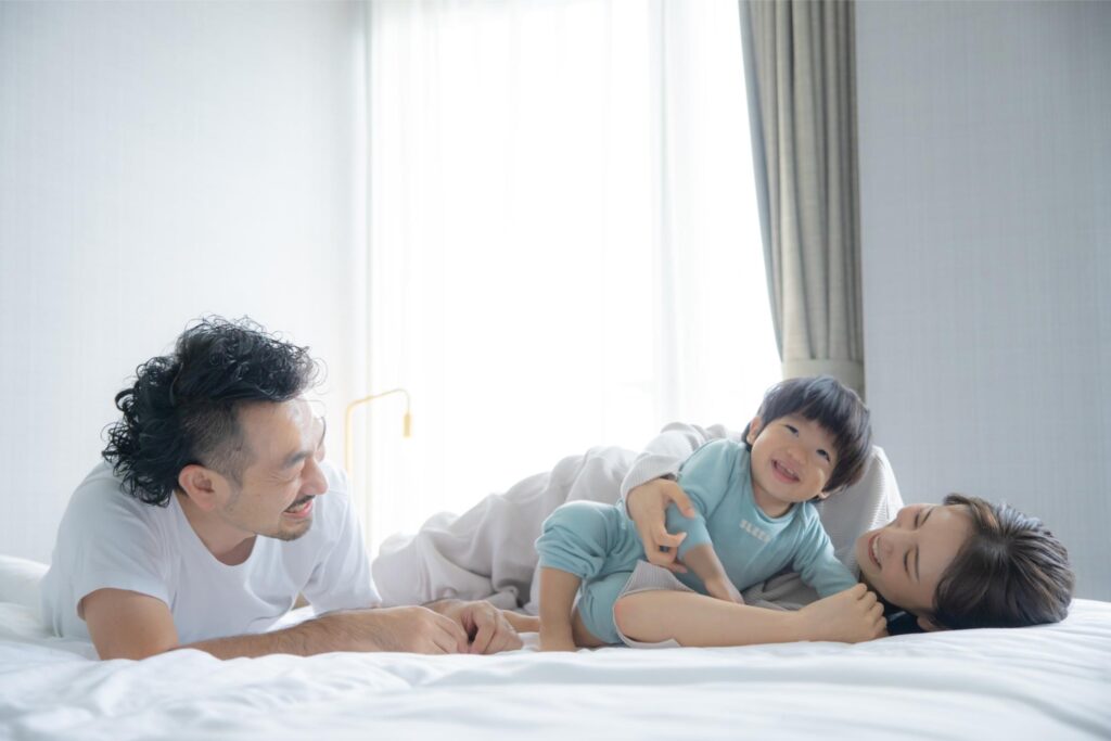 ベッドでくつろぐ家族