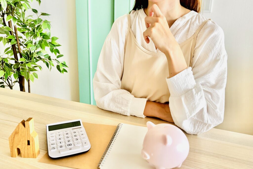 家計の節約を考える女性