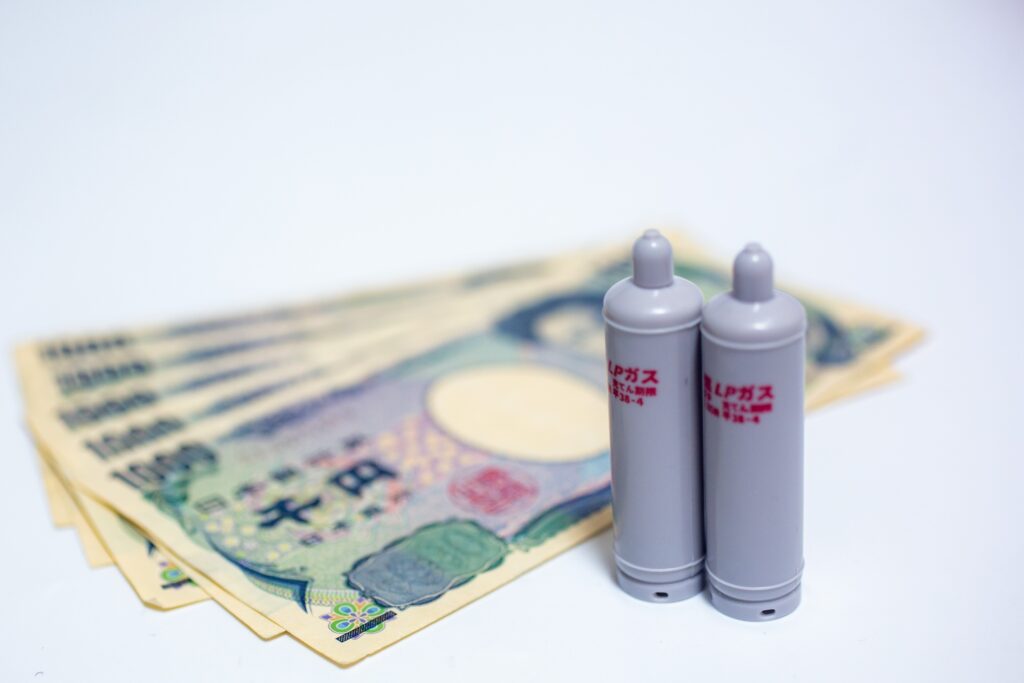 一万円札とLPガスボンベ