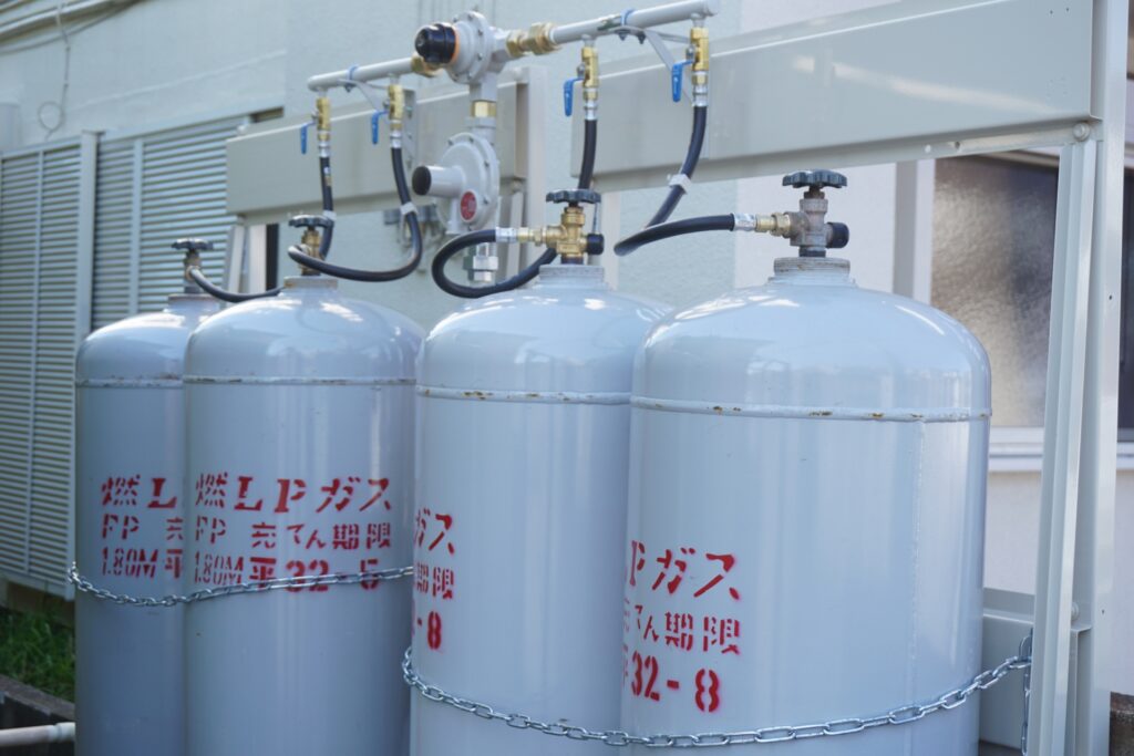 4本並んだプロパンガスボンベ