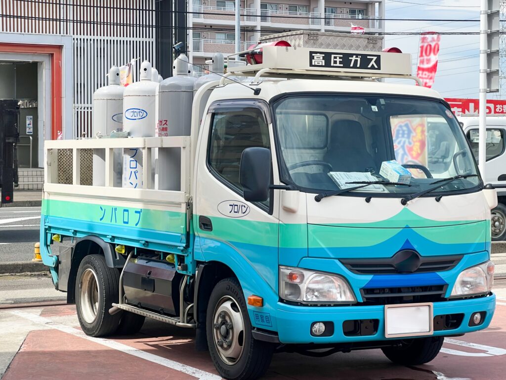 プロパンガスの配送トラック