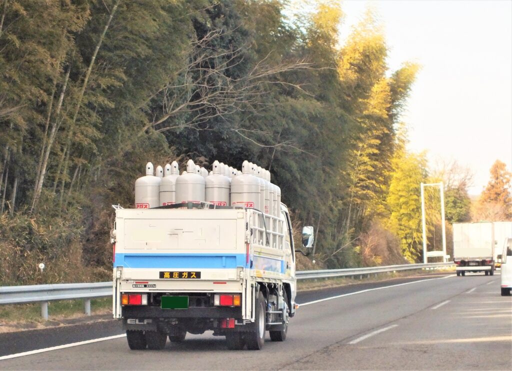 プロパンガスの配送トラック