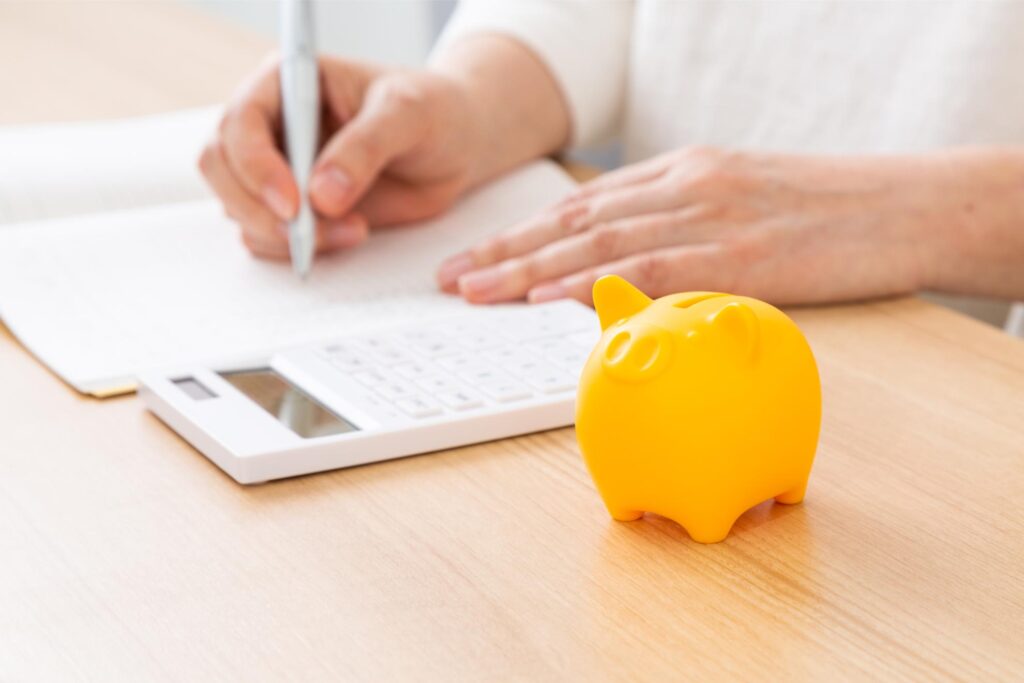 家計簿と豚の貯金箱