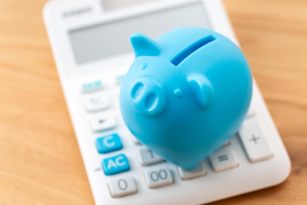 電卓と豚の貯金箱