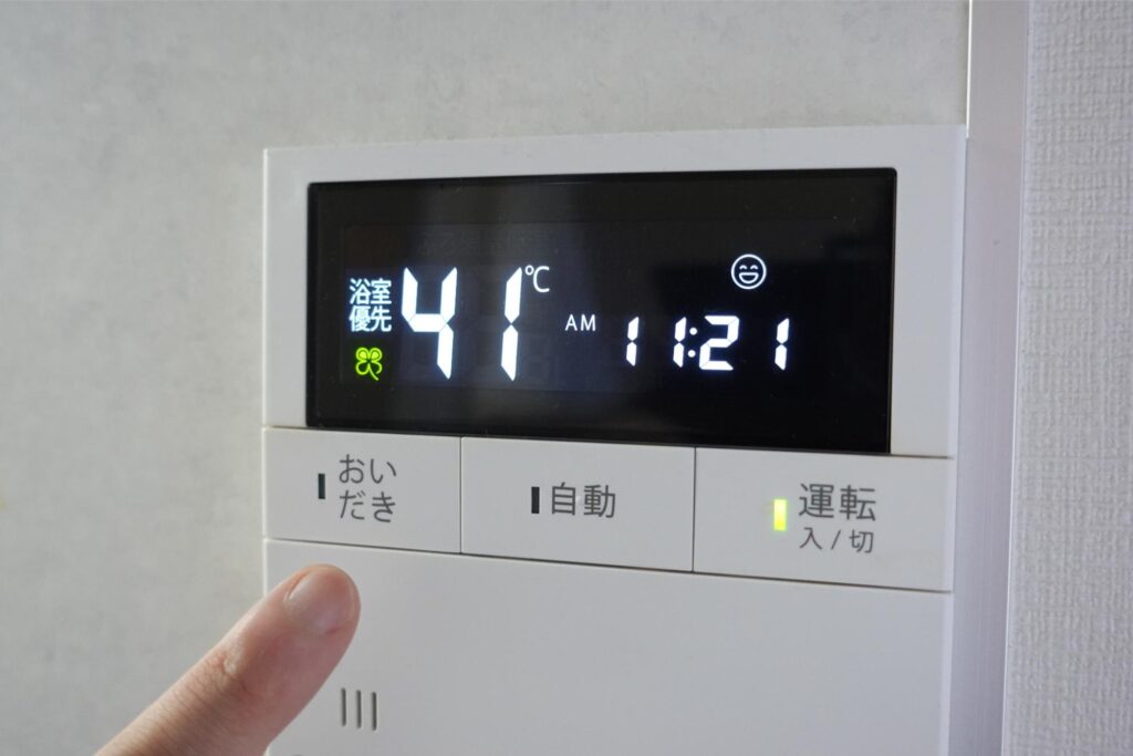 給湯器のリモコンを操作する様子