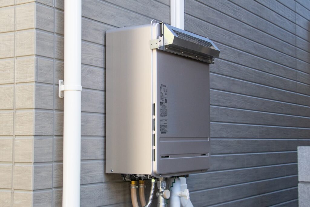 壁掛けタイプの屋外給湯器