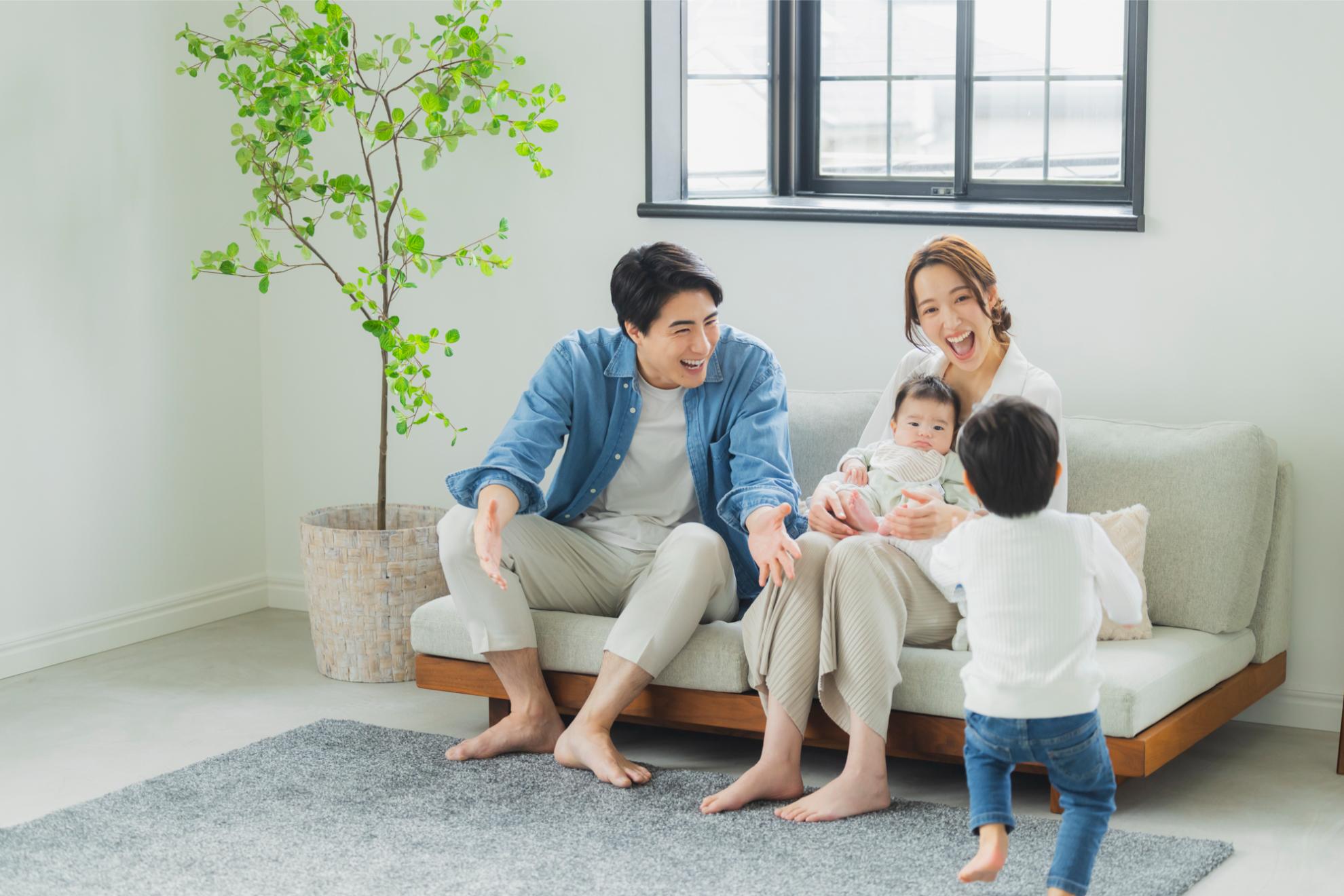 ソファでくつろぐ4人家族