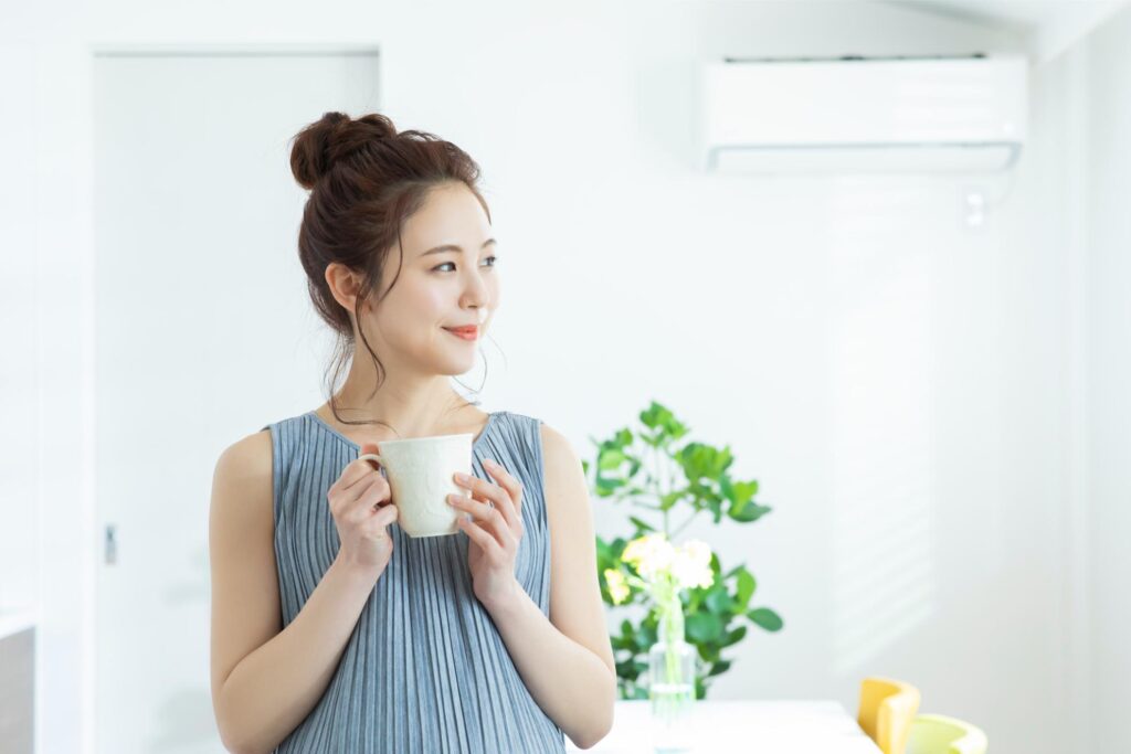 カップを持ってくつろぐ女性