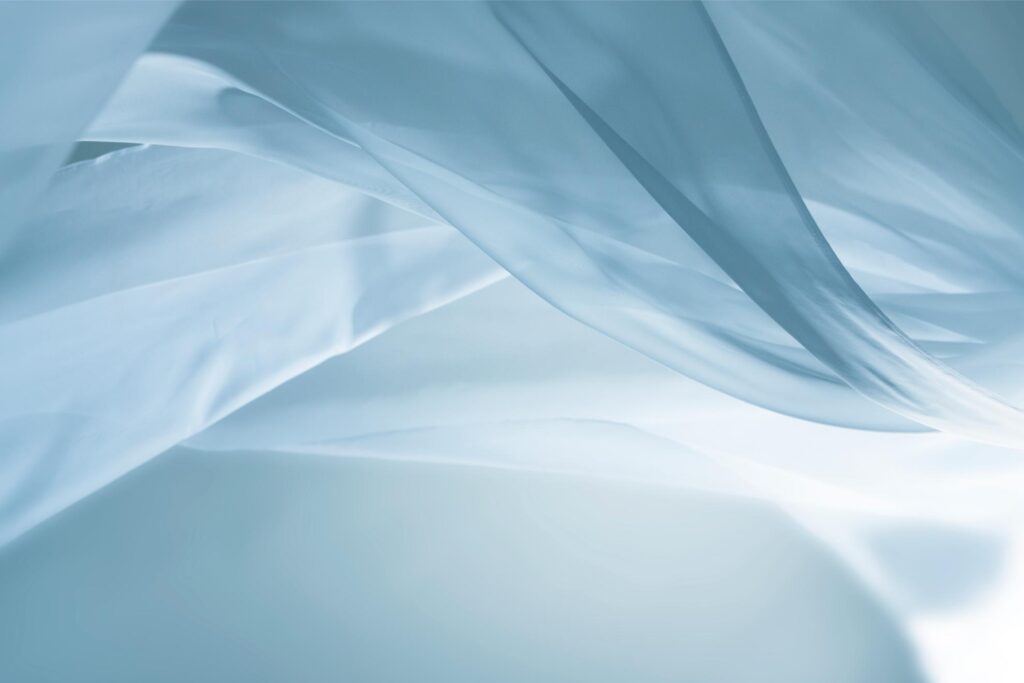 風になびく涼しげなカーテン