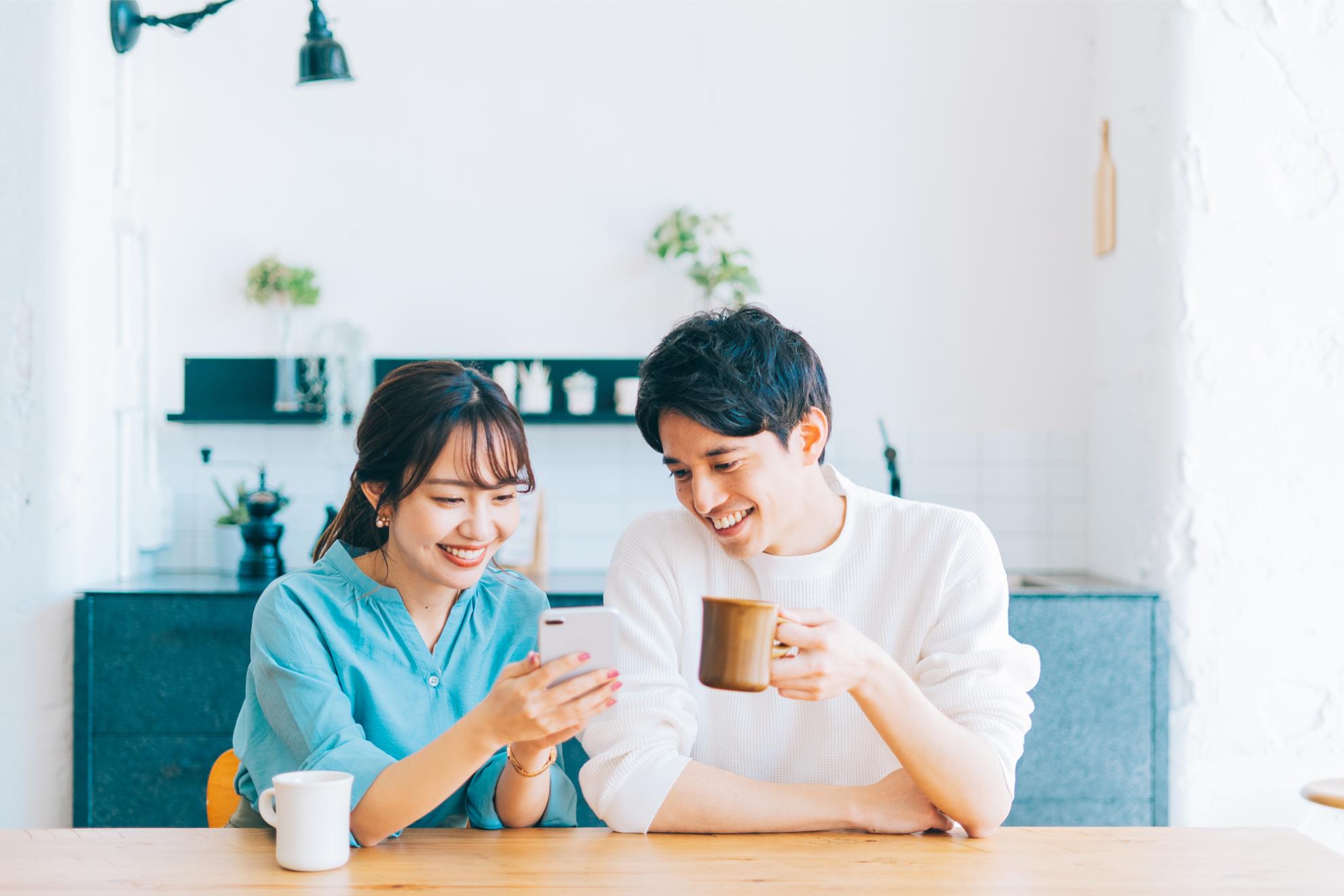スマホを見るカップル