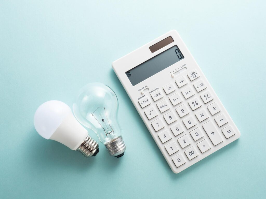 電気代の計算をイメージさせる電卓と電球
