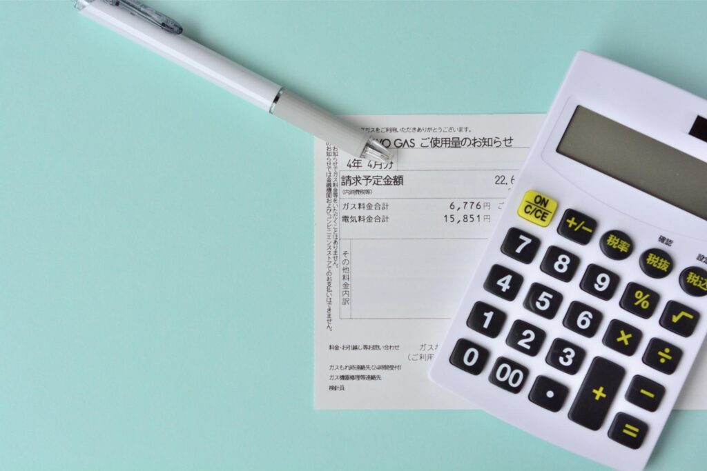 電卓とボールペンとガス料金の明細書