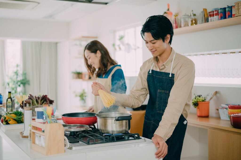 キッチンで料理をするカップル