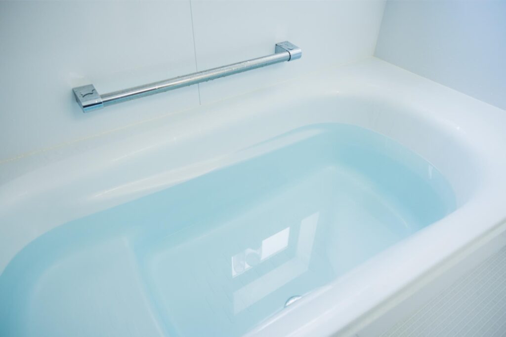 お湯が張られた白い浴槽