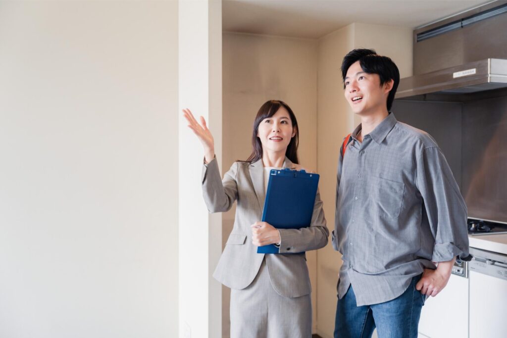 物件の内見をする男性