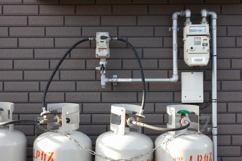 ガスメーターと複数台のプロパンガスボンベ