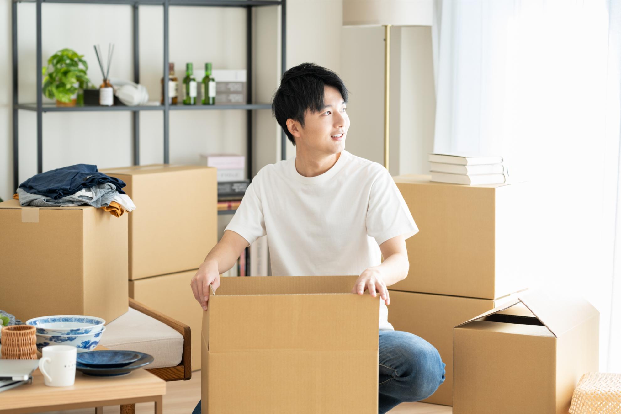 荷造りする男性