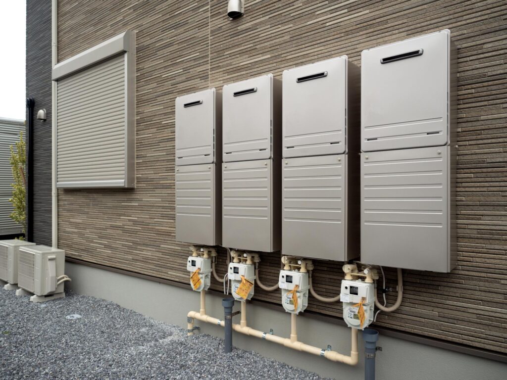 外壁に設置された屋外用給湯器とガスメーター