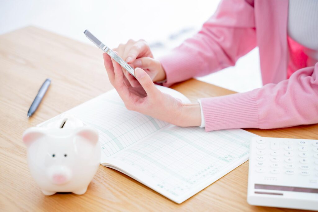 スマホで家計簿を計算している様子