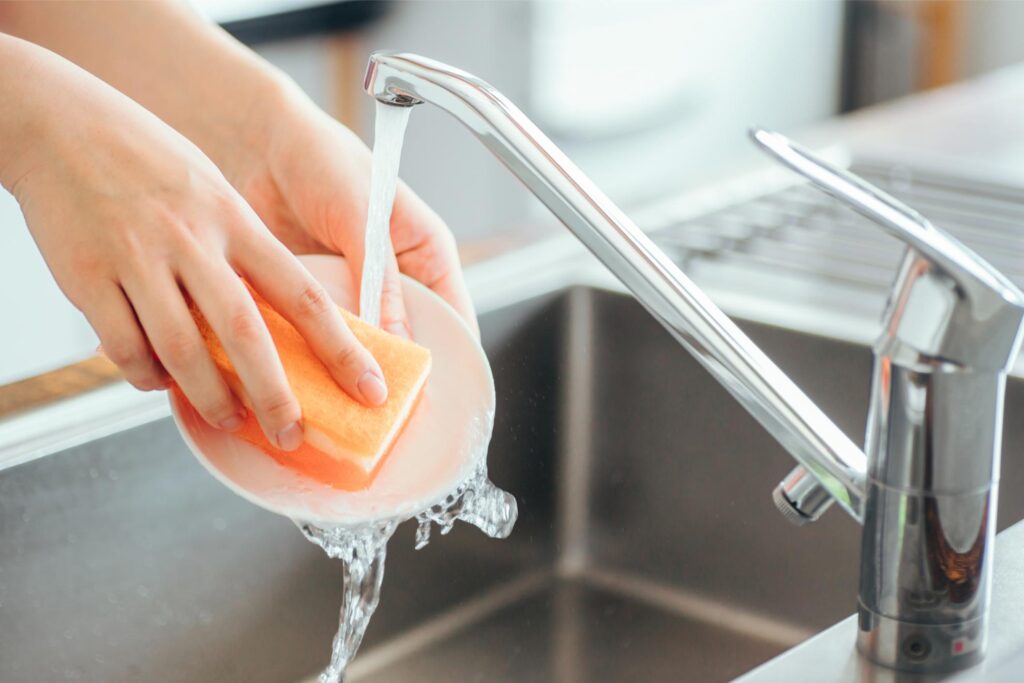 お皿を水洗いしている手元