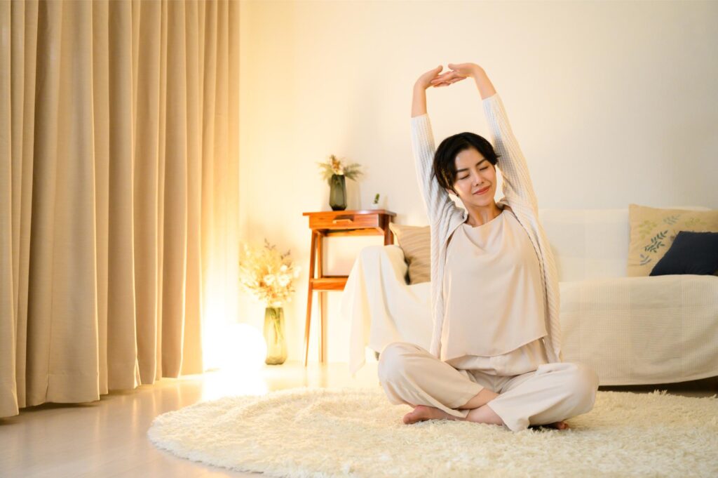 部屋でくつろぐ女性