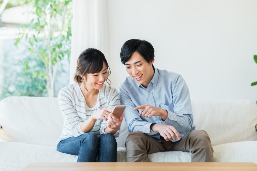 スマホを見る夫婦