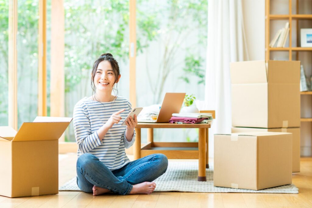 荷造り中の女性