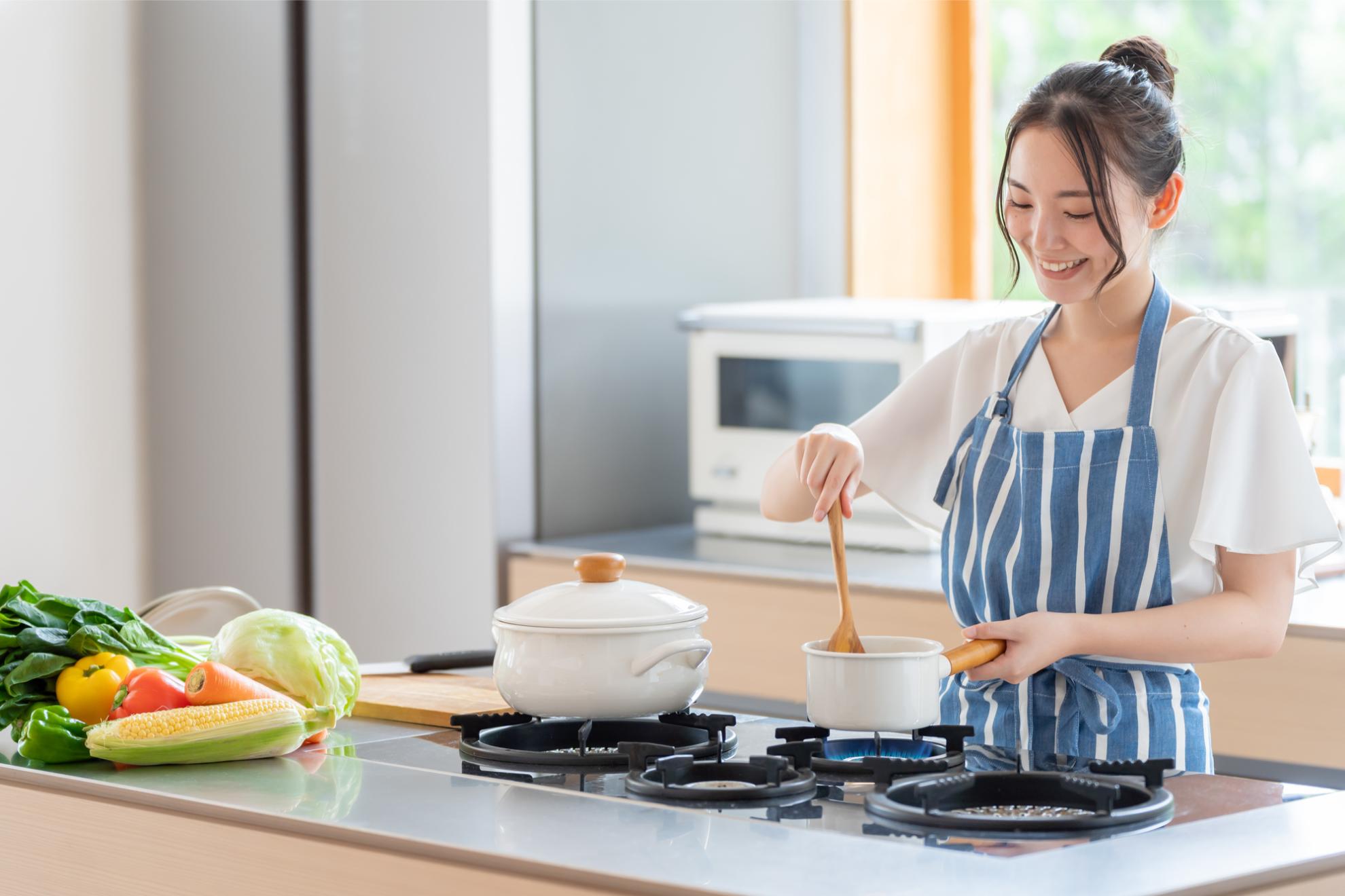 料理中の女性
