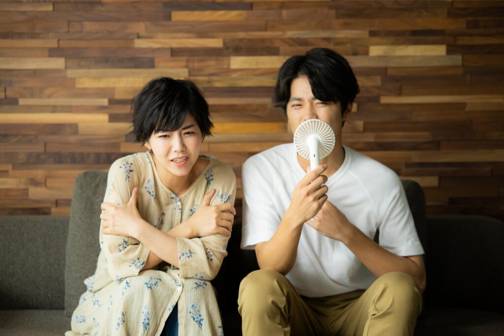 暑がる男性と寒がる女性