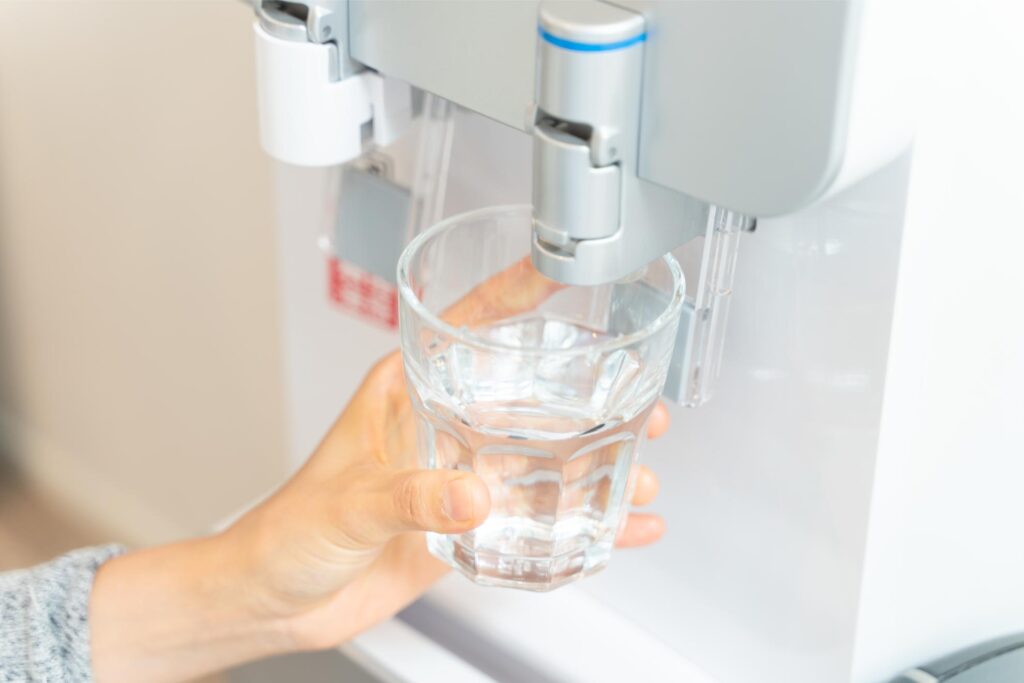 ウォーターサーバーから冷水を注いでいる様子