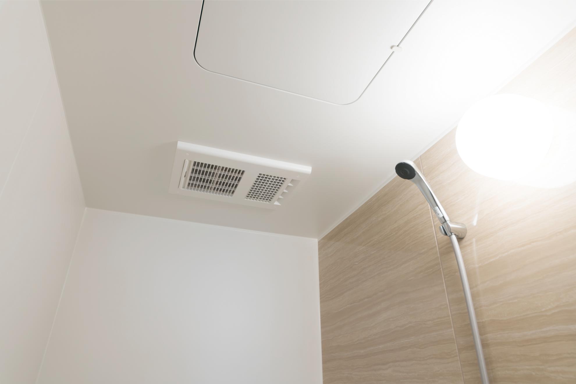 お風呂の換気扇をつけっぱなしにするメリットは？気になる電気代や効率的な使い方も解説