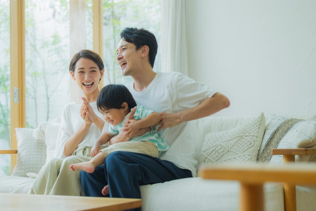 ソファでくつろぐ家族