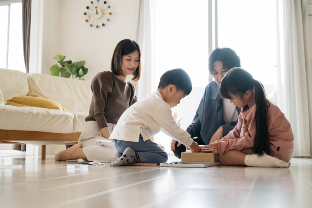 床に座って過ごす4人家族
